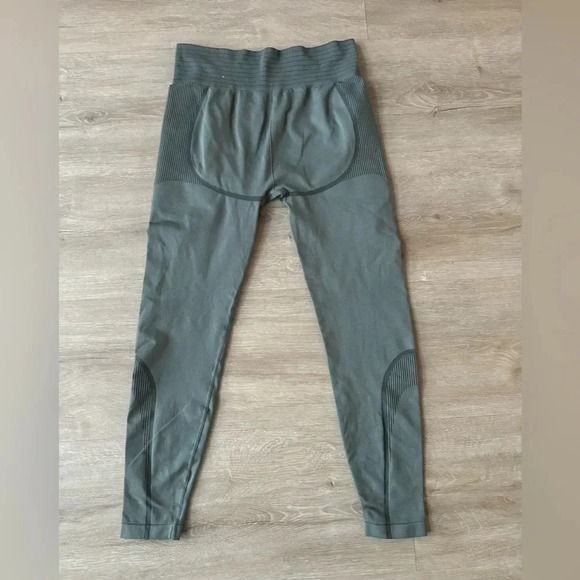 H&M DryMove™ Seamless Shaping Sports Leggings in Olive Green SZ M - Picture 5 of 6